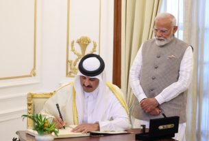 Did PM Modi really bow down before the Emir of Qatar